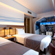Imagen para el artículo titulado Este hotel del aeropuerto de Tokio ha instalado un simulador de vuelo gigante en una de sus habitaciones